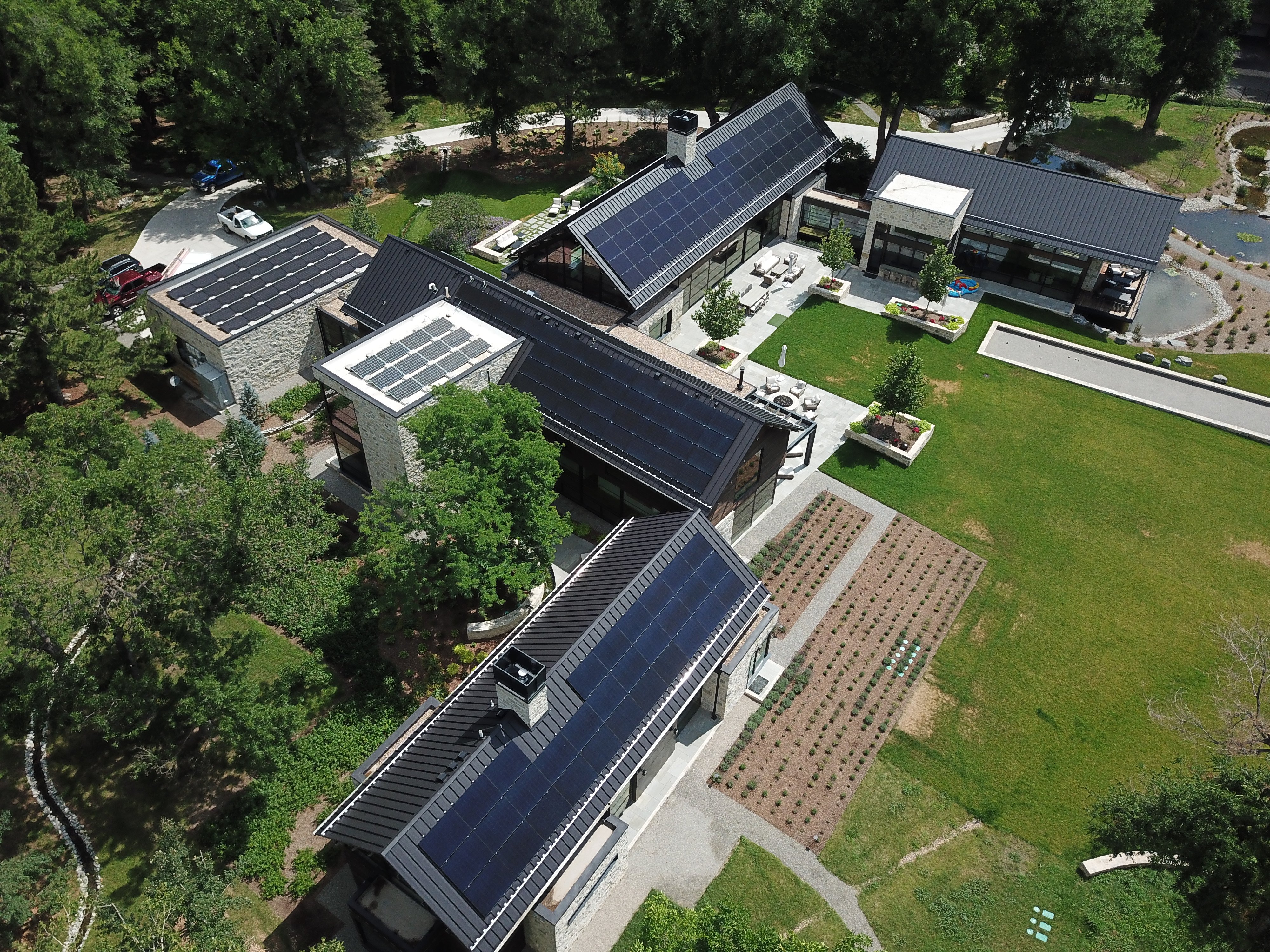 5 Razones por las que las soluciones sin rieles son el futuro del montaje solar en techos de metal